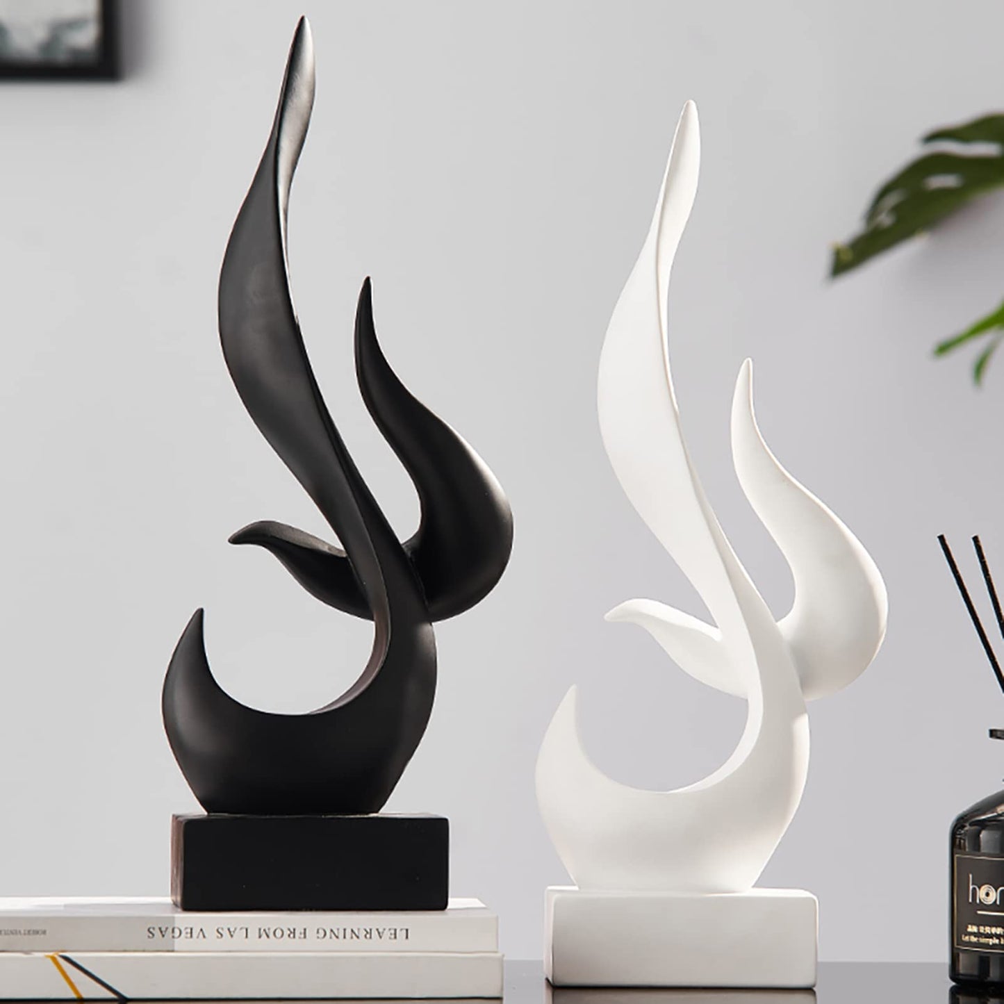 Uziqueif Skulpturen Deko Weiß, Modern Abstrakte Deko Weiße Flamme Art Skulptur, Deko Für Schlafzimmer, Fensterbank Wohnzimmer Wohnungs Büro Weinschrank Dekoration, Harz, Handwerk,Weiß