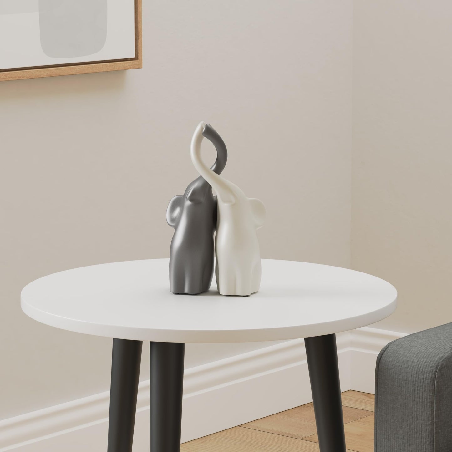 pajoma® Verliebte Elefanten 2er-Set aus Keramik | Höhe 25,5 cm - Harmonisches Pärchen in Beige & Grau | Tierfigur Dekoration, Dekofigur, Tischdeko für Küche, Bad, Wohn- und Schlafzimmer